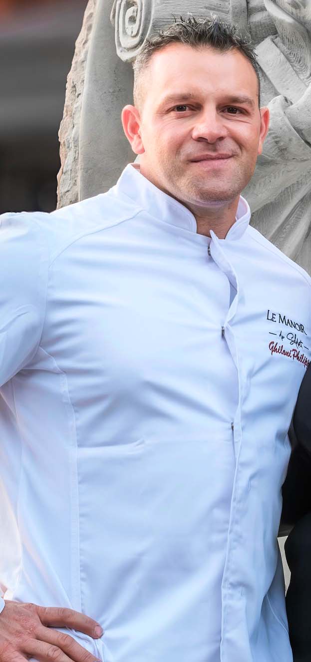 Philippe Ghiloni devant la statue du soldat au restaurant Le Manoir du Soldat à Phalsbourg